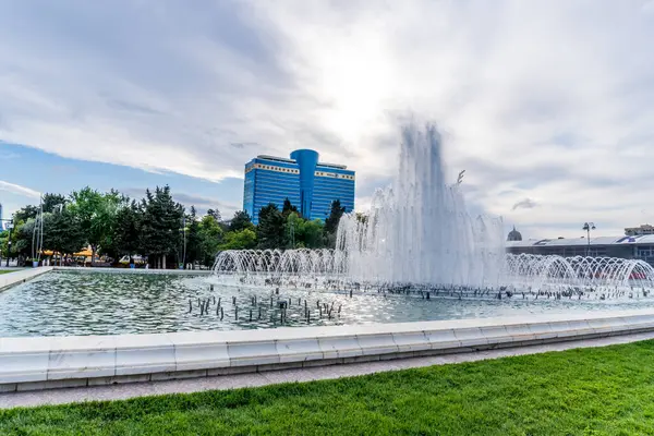 Güzel çeşme. Bakü, Azerbaycan 'da bahar havası. Seyahat ve tatil konsepti.