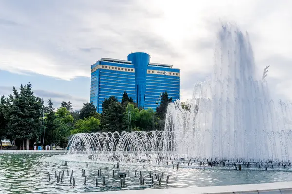 Güzel çeşme. Bakü, Azerbaycan 'da bahar havası. Seyahat ve tatil konsepti.
