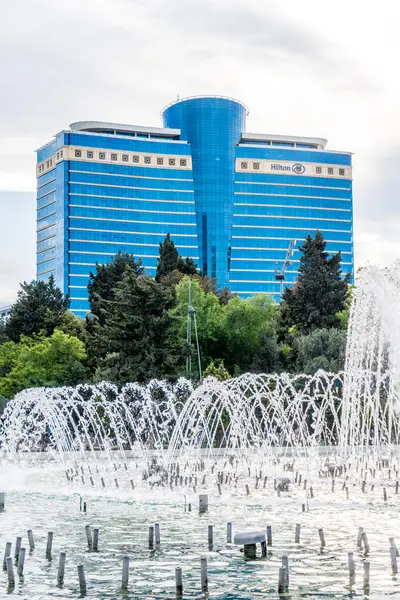 Güzel çeşme. Bakü, Azerbaycan 'da bahar havası. Seyahat ve tatil konsepti.