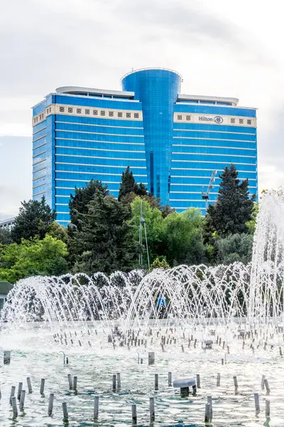 Güzel çeşme. Bakü, Azerbaycan 'da bahar havası. Seyahat ve tatil konsepti.