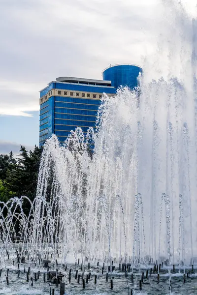 Güzel çeşme. Bakü, Azerbaycan 'da bahar havası. Seyahat ve tatil konsepti.
