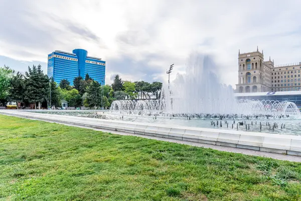 Güzel çeşme. Bakü, Azerbaycan 'da bahar havası. Seyahat ve tatil konsepti.