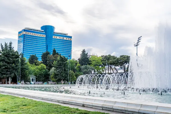 Güzel çeşme. Bakü, Azerbaycan 'da bahar havası. Seyahat ve tatil konsepti.