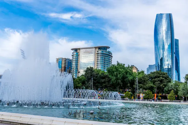 Güzel çeşme. Bakü, Azerbaycan 'da bahar havası. Seyahat ve tatil konsepti.