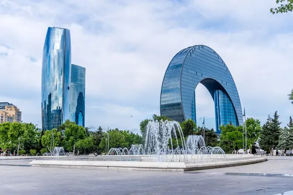 Güzel çeşme. Bakü, Azerbaycan 'da bahar havası. Seyahat ve tatil konsepti.