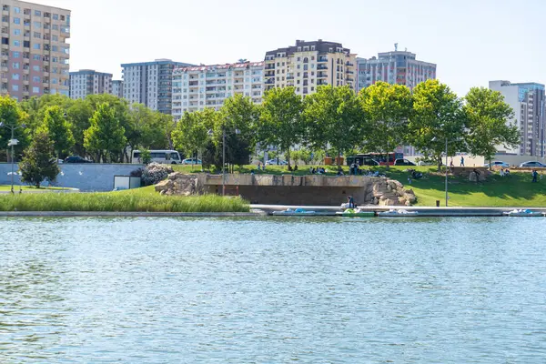Bakü, Azerbaycan 'da bahar havası. Seyahat ve tatil konsepti.