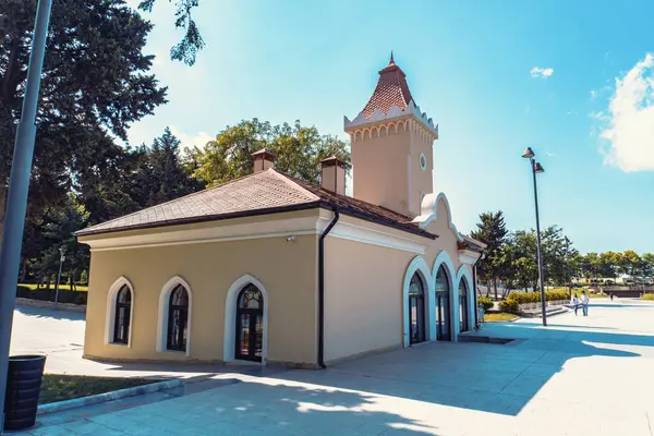 Bakü, Azerbaycan 'da bahar havası. Seyahat ve tatil konsepti.