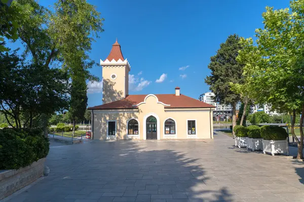 Bakü, Azerbaycan 'da bahar havası. Seyahat ve tatil konsepti.
