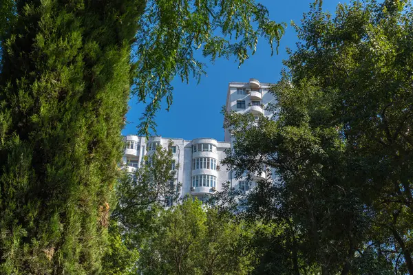 Bakü, Azerbaycan 'da bahar havası. Seyahat ve tatil konsepti.