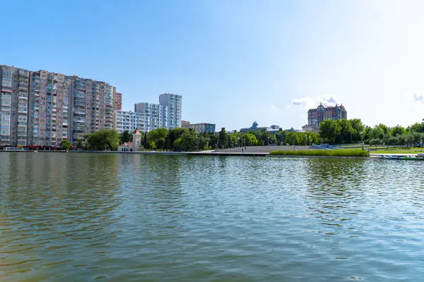 Bakü, Azerbaycan 'da bahar havası. Seyahat ve tatil konsepti.