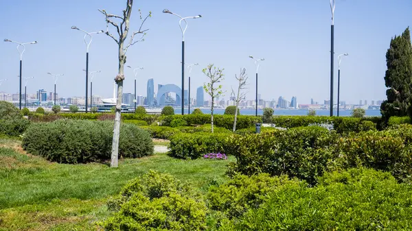 Bakü, Azerbaycan 'da bahar havası. Seyahat ve tatil konsepti.