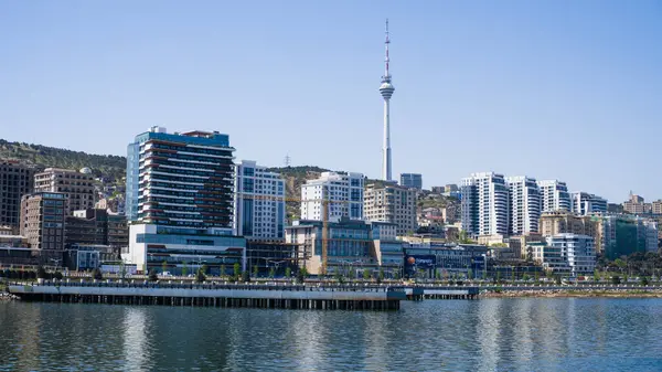 Bakü, Azerbaycan 'da bahar havası. Seyahat ve tatil konsepti.
