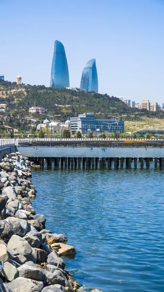 Bakü, Azerbaycan 'da bahar havası. Seyahat ve tatil konsepti.