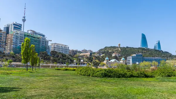 Bakü, Azerbaycan 'da bahar havası. Seyahat ve tatil konsepti.