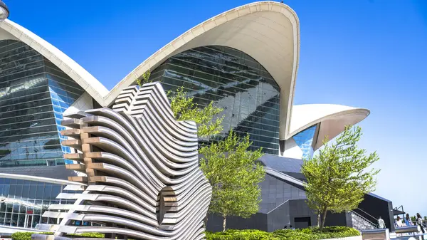 Bakü, Azerbaycan 'da bahar havası. Seyahat ve tatil konsepti.