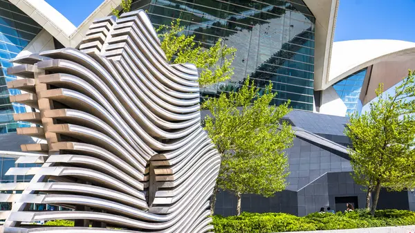 Bakü, Azerbaycan 'da bahar havası. Seyahat ve tatil konsepti.