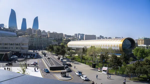 Bakü, Azerbaycan 'da bahar havası. Seyahat ve tatil konsepti.