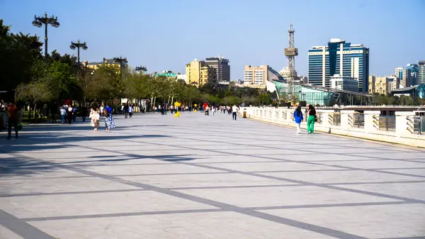 Bakü, Azerbaycan 'da bahar havası. Seyahat ve tatil konsepti.