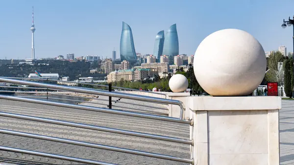 Bakü, Azerbaycan 'da bahar havası. Seyahat ve tatil konsepti.