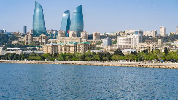Bakü, Azerbaycan 'da bahar havası. Seyahat ve tatil konsepti.