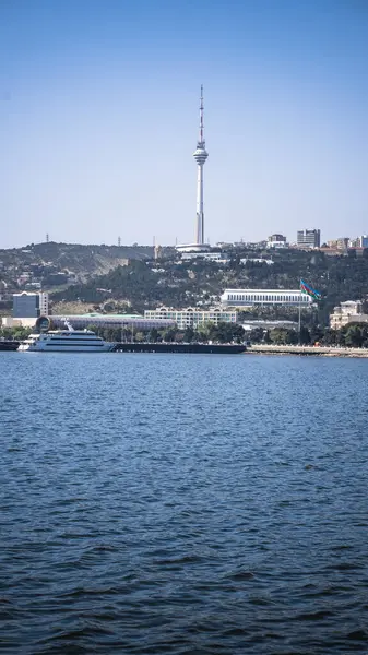 Bakü, Azerbaycan 'da bahar havası. Seyahat ve tatil konsepti.