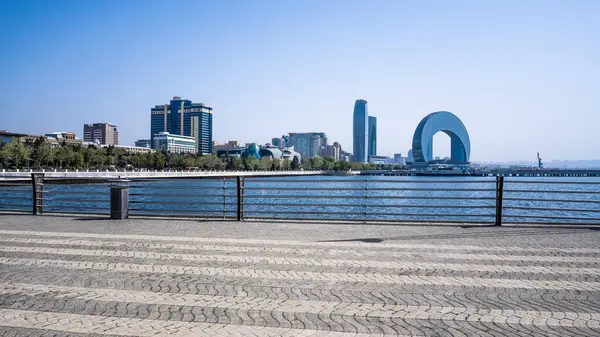 Bakü, Azerbaycan 'da bahar havası. Seyahat ve tatil konsepti.