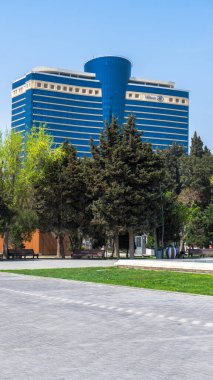 Bakü, Azerbaycan 'da bahar havası. Seyahat ve tatil konsepti.