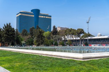 Bakü, Azerbaycan 'da bahar havası. Seyahat ve tatil konsepti.