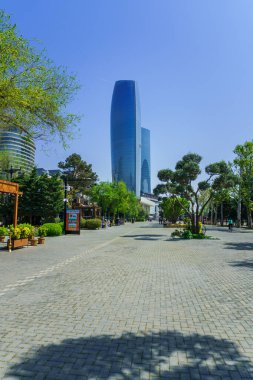 Bakü, Azerbaycan 'da bahar havası. Seyahat ve tatil konsepti.