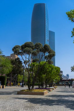 Bakü, Azerbaycan 'da bahar havası. Seyahat ve tatil konsepti.