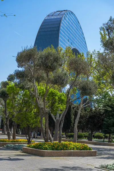 Bakü, Azerbaycan 'da bahar havası. Seyahat ve tatil konsepti.