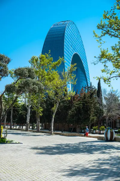 Bakü, Azerbaycan 'da bahar havası. Seyahat ve tatil konsepti.