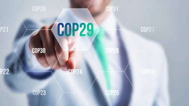 Metin co-2 emisyonları ile fütüristik sanal arayüz kullanan modern ofisteki işadamı