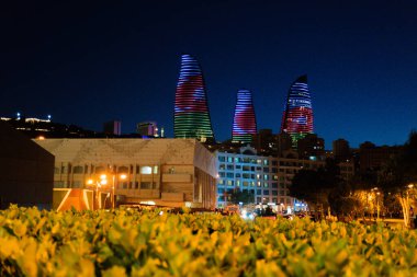 Bakü 'nün kentsel manzarasında tatil atmosferi