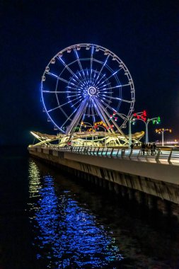 Bakü 'nün kentsel manzarasında tatil atmosferi