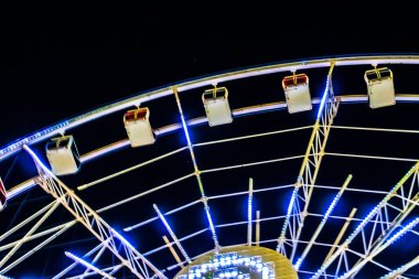 Bakü 'nün kentsel manzarasında tatil atmosferi