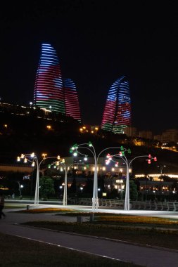 Bakü 'nün kentsel manzarasında tatil atmosferi