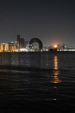 Bakü 'nün kentsel manzarasında tatil atmosferi