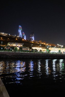 Bakü 'nün kentsel manzarasında tatil atmosferi