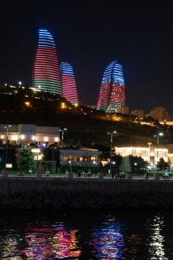 Bakü 'nün kentsel manzarasında tatil atmosferi