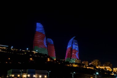 Bakü 'nün kentsel manzarasında tatil atmosferi