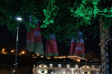 Bakü 'nün kentsel manzarasında tatil atmosferi