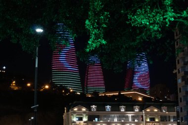 Bakü 'nün kentsel manzarasında tatil atmosferi