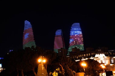 Bakü 'nün kentsel manzarasında tatil atmosferi