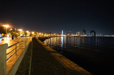 Bakü 'nün kentsel manzarasında tatil atmosferi