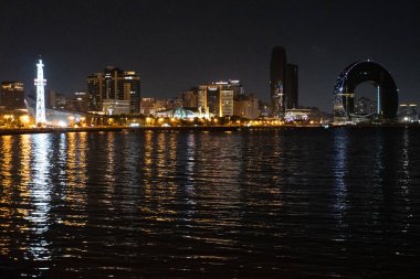 Bakü 'nün kentsel manzarasında tatil atmosferi