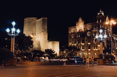 Bakü 'nün kentsel manzarasında tatil atmosferi