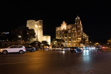 Bakü 'nün kentsel manzarasında tatil atmosferi