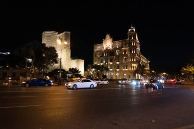 Bakü 'nün kentsel manzarasında tatil atmosferi