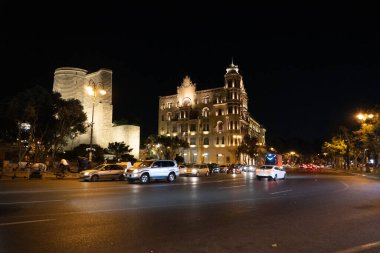 Bakü 'nün kentsel manzarasında tatil atmosferi